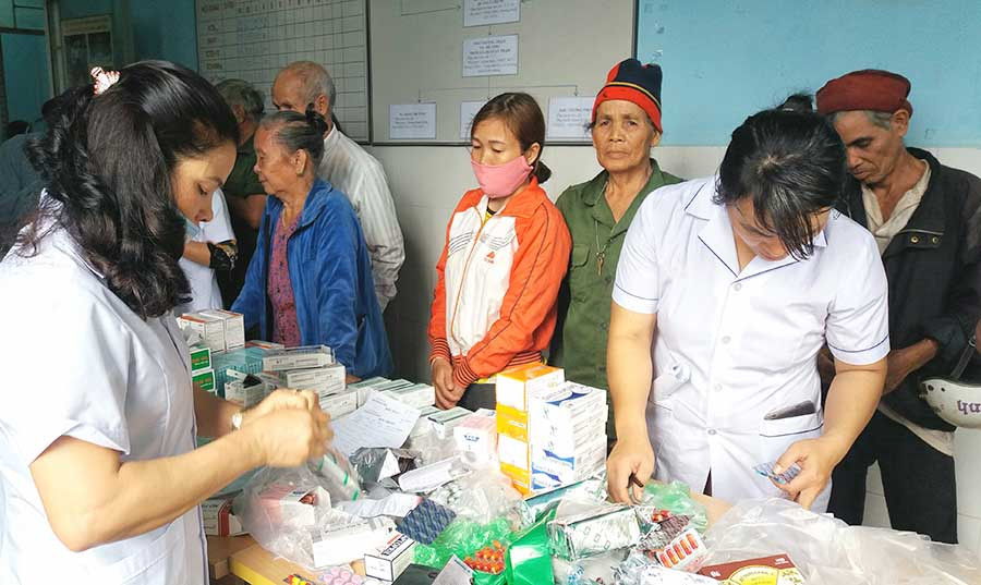  Nhân viên Trạm Y tế xã Ia Ka phân loại thuốc theo đơn bác sĩ kê cấp cho người dân. Ảnh: N.N