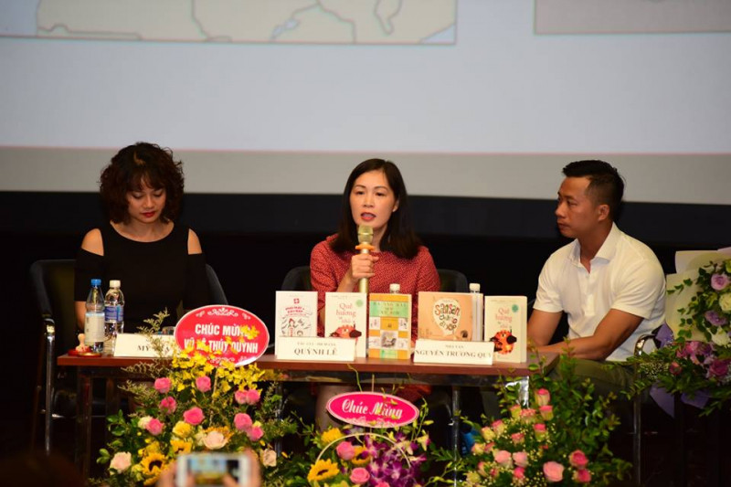  Năm cuốn sách của tác giả - dịch giả Quỳnh Lê mang những tâm tư về tình yêu thương với quê hương của mình. (Ảnh: Huy Thông)