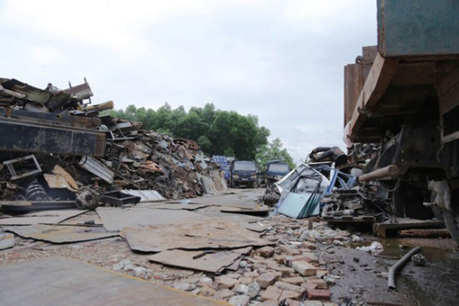  Trên con đường vào làng là một 