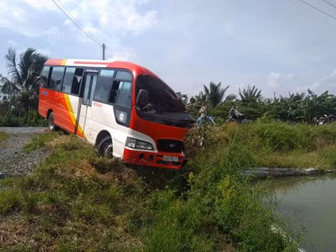 Ô tô khách lao đầu qua lề đường (Ảnh: CTV)