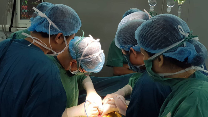 Giáo sư Masatoshi Makuuchi thực hiện phẫu thuật cắt khối tá tràng đầu tụy tại Bệnh viện Ung bướu Đà Nẵng ngày 23.7 ẢNH: AN DY Giáo sư Masatoshi Makuuchi thực hiện phẫu thuật cắt khối tá tràng đầu tụy tại Bệnh viện Ung bướu Đà Nẵng ngày 23.7 ẢNH: AN DY