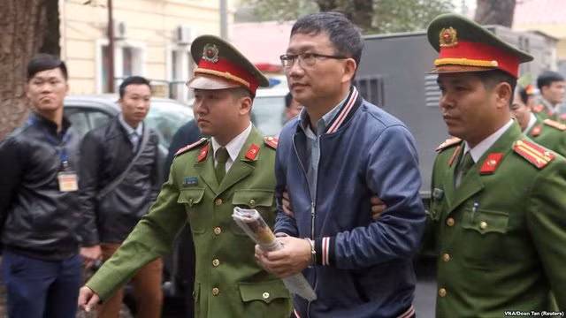 Trịnh Xuân Thanh khi ra tòa đã không còn được đeo đồng hồ hàng triệu USD mà muôn người ao ước có nó, thay vào đó là chiếc còng số 8 nghiệt ngã (Ảnh Reuter)