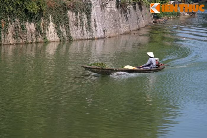 Sông An Cựu nổi tiếng với hiện tượng “nắng đục, mưa trong” trái ngược với các dòng sông thông thường. Hiện tượng này gắn với một truyền thuyết nhuốm màu huyền bí của xứ Huế.