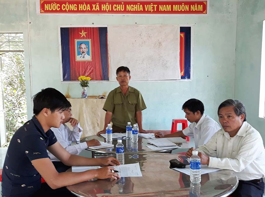 Ông Phạm Duy Tuyên chủ trì một cuộc họp của chi bộ thôn Tân Lập. Ảnh: T.V  Ông Phạm Duy Tuyên chủ trì một cuộc họp của chi bộ thôn Tân Lập. Ảnh: T.V