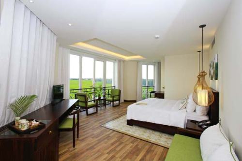  Khách sạn Lasenta Boutique Hội An Khách sạn tọa lạc tại trung tâm phường Cẩm Châu, Hội An. Nổi bật với tông màu trắng sáng, khách sạn có phong cách thiết kế Âu châu cùng sự hài hòa của màu xanh thiên nhiên.