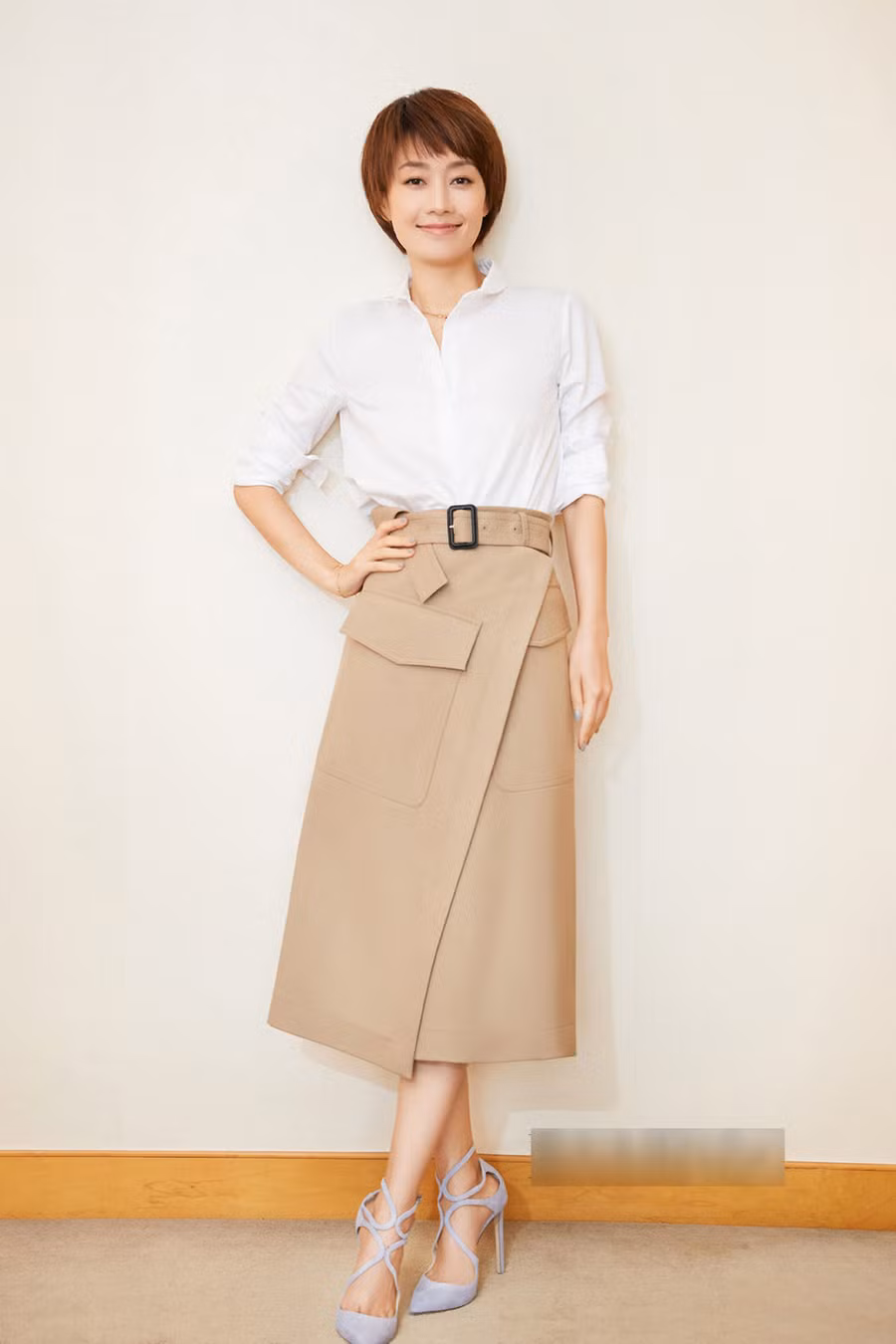 Các cô nàng có thể học cách diện sơ mi trắng cơ bản cùng chân váy quấn thanh lịch của Mã Y Lợi. Điểm nhấn của set đồ chính là đôi giày cao gót thiết kế lạ mắt, thú vị. 