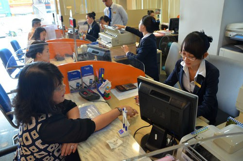 hanh toán tiền điện tại ngân hàng. Ảnh: TẤN THẠNH