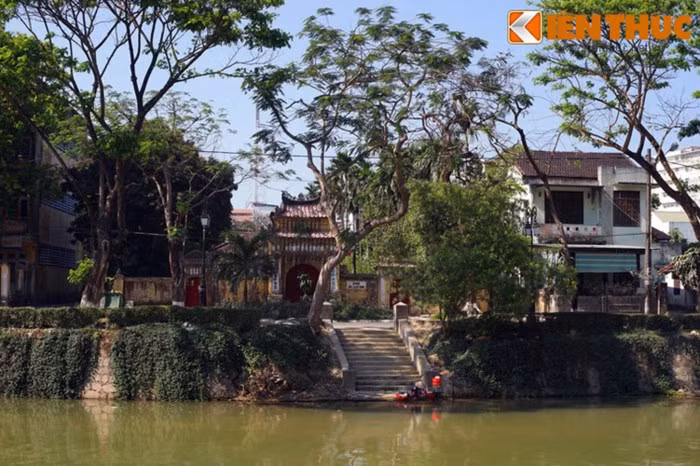 Một phủ đệ nổi tiếng khác là phủ Tùng Thiện vương (số 91 Phan Đình Phùng), nơi ở của Nguyễn Phúc Miên Thẩm, con trai thứ 10 của vua Minh Mạng, em trai của vua Thiệu Trị. Đây là công trình tiêu biểu cho kiến trúc phủ đệ ở Cố đô Huế.