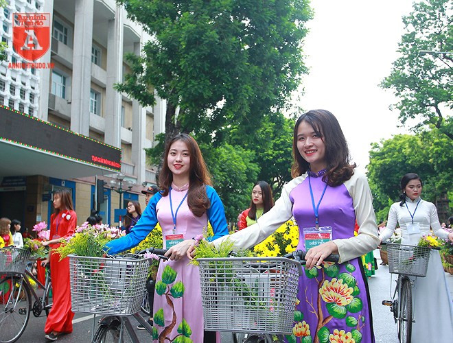 Nụ cười tươi tắn, dịu dàng của những cô gái trẻ trong trang phục áo dài Nụ cười tươi tắn, dịu dàng của những cô gái trẻ trong trang phục áo dài