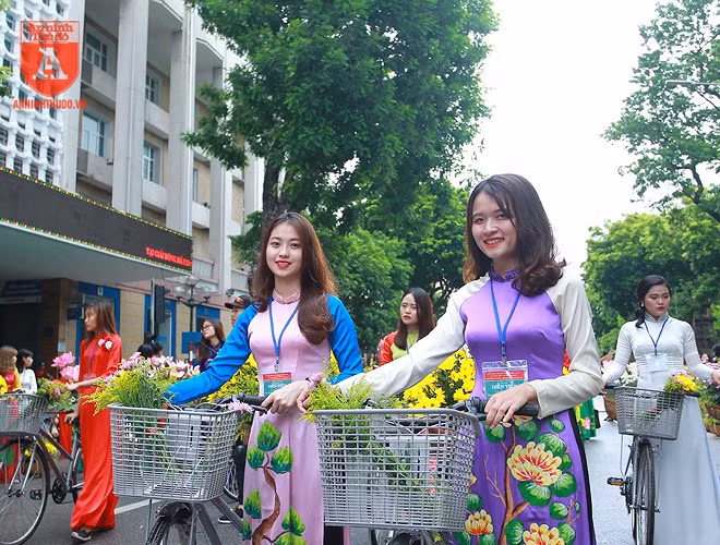 Nụ cười tươi tắn, dịu dàng của những cô gái trẻ trong trang phục áo dài Nụ cười tươi tắn, dịu dàng của những cô gái trẻ trong trang phục áo dài