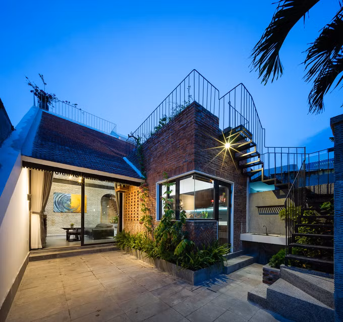 Các KTS Phan Văn Trần Tuấn, Võ Đình Hiệp, Tưởng Ngọc Thạch (Hinzstudio) đưa ra thiết kế về một nơi ở tiện nghi nhưng vẫn gợi nhớ những ngôi nhà ở miền thôn quê Việt Nam.