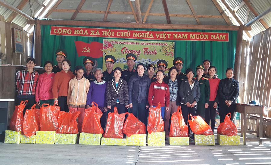  Hội Liên hiệp Phụ nữ huyện Đak Pơ phối hợp với Trung đoàn 38 (Sư đoàn 2) tặng quà Tết cho bà con làng Jro Ktu, xã Yang Bắc. Ảnh: N.H