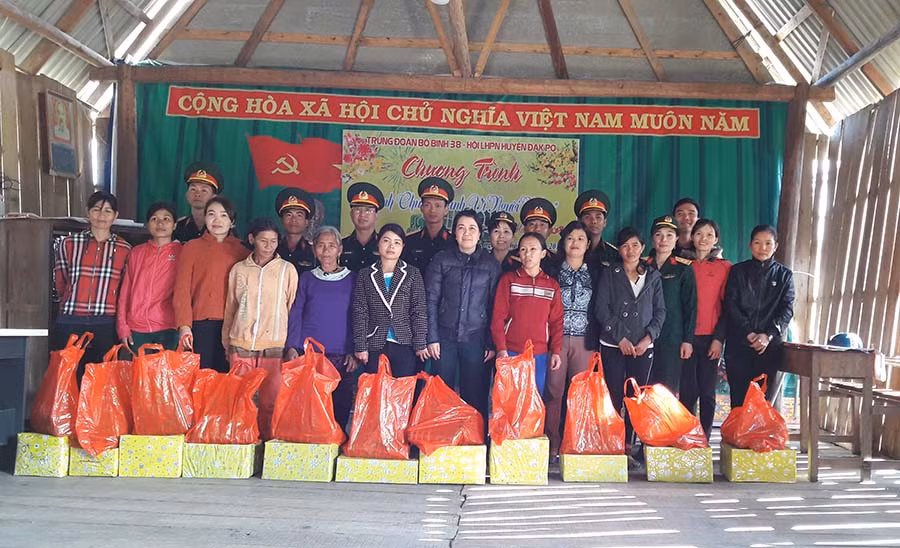  Hội Liên hiệp Phụ nữ huyện Đak Pơ phối hợp với Trung đoàn 38 (Sư đoàn 2) tặng quà Tết cho bà con làng Jro Ktu, xã Yang Bắc. Ảnh: N.H