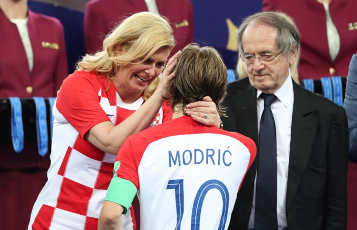 Tổng thống Kolinda Grabar-Kitarović đứng dưới trời mưa như trút để lau nước mắt cho Modric. Ảnh: Reuters. Tổng thống Kolinda Grabar-Kitarović đứng dưới trời mưa như trút để lau nước mắt cho Modric. Ảnh: Reuters.
