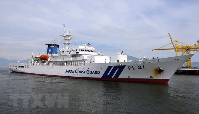  Tàu huấn luyện Kojima vào cập cảng Tiên Sa (Đà Nẵng).