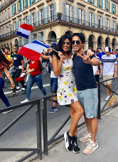  Trang Lạ sang Pháp thăm chồng - bác sĩ Trần Tiễn Chánh - đúng dịp World Cup 2018. Cả hai xuống đường chúc mừng đội tuyển giành được cúp vàng. Chồng cô sinh sống và làm việc ở Pháp nhiều năm nay, đã có quốc tịch Pháp.