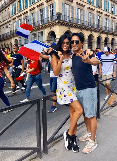  Trang Lạ sang Pháp thăm chồng - bác sĩ Trần Tiễn Chánh - đúng dịp World Cup 2018. Cả hai xuống đường chúc mừng đội tuyển giành được cúp vàng. Chồng cô sinh sống và làm việc ở Pháp nhiều năm nay, đã có quốc tịch Pháp.