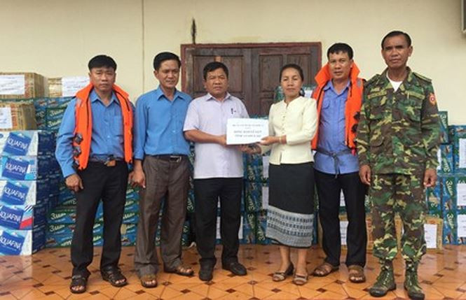 Người dân Lào nhận hàng cứu trợ từ quân đội Việt Nam. Người dân Lào nhận hàng cứu trợ từ quân đội Việt Nam.