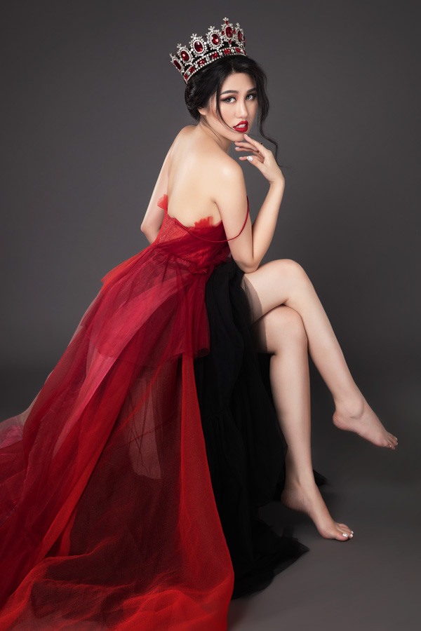 Người đẹp sinh năm 1992 tự tin phô lưng trần, chân dài trước ống kính.