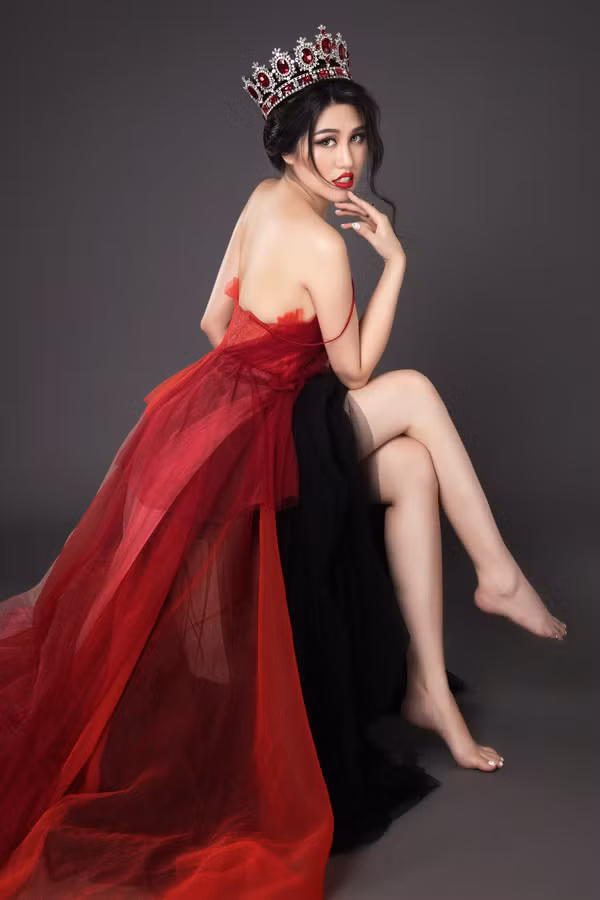 Người đẹp sinh năm 1992 tự tin phô lưng trần, chân dài trước ống kính.