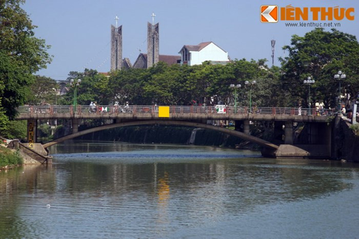 Nhà thờ thứ hai là nhà thờ Chính tòa Phủ Cam, có lịch sử từ năm 1682, được xây lại theo bản thiết kế năm 1960 của kiến trúc sư nổi tiếng Ngô Viết Thụ - 