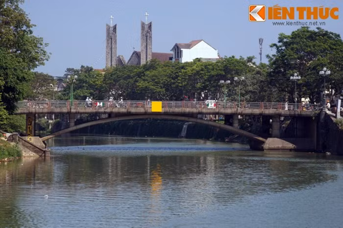 Nhà thờ thứ hai là nhà thờ Chính tòa Phủ Cam, có lịch sử từ năm 1682, được xây lại theo bản thiết kế năm 1960 của kiến trúc sư nổi tiếng Ngô Viết Thụ - 