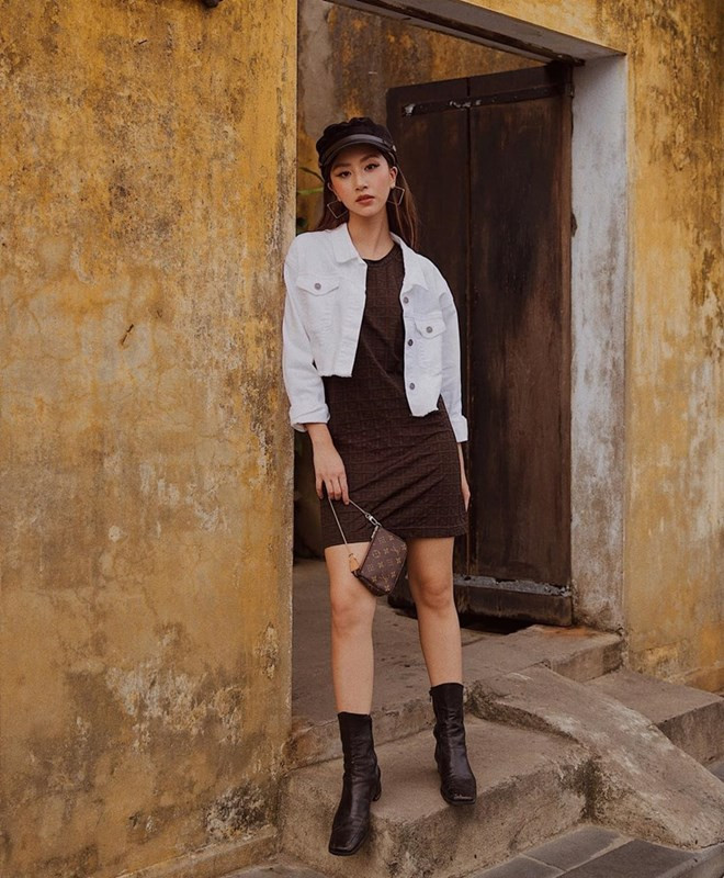 Phối đầm thun đơn sắc với áo khoác denim dáng ngắn, Quỳnh Anh Shyn khéo léo điểm xuyết phụ kiện để làm tăng cá tính. Ngoài đôi boots da cao gót và mũ baker boy, hot girl đình đám còn nâng tầm trang phục bằng túi xách mini của thương hiệu Louis Vuitton.