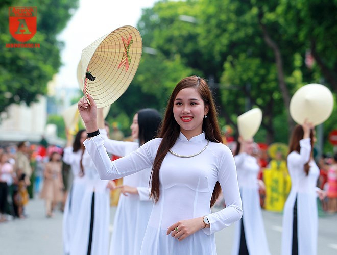 Thông qua đó hiểu rõ hơn giá trị bền vững của trang phục đã trở thành biểu tượng cho cái đẹp của người phụ nữ Hà Nội nói riêng và của cả dân tộc Việt Nam nói chung Thông qua đó hiểu rõ hơn giá trị bền vững của trang phục đã trở thành biểu tượng cho cái đẹp của người phụ nữ Hà Nội nói riêng và của cả dân tộc Việt Nam nói chung
