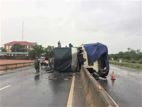 Xe tải đâm gãy trụ biển báo rồi lật nhào trên dải phân cách