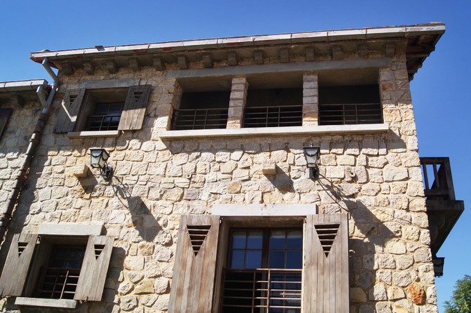 Nếu bầu trời màu xám tro trong những ngày mưa hay sương mù thì ngôi biệt thự như hòa lẫn trong không gian. Còn lúc nắng lên, bầu trời trong vắt một màu xanh ngọc bích, màu nâu xám của biệt thự lại trở nên nổi bật, như điểm xuyết thêm một chi tiết độc đáo cho khung cảnh cao nguyên.