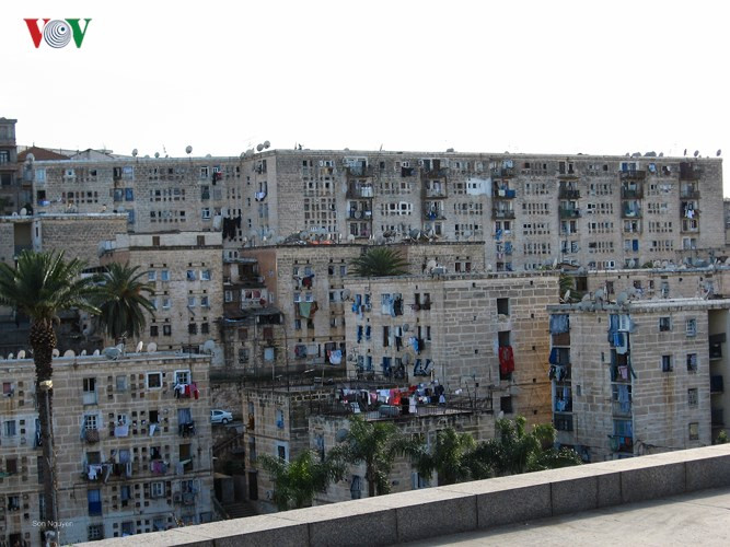  Một góc khác của thành phố, chung cư dành cho những người bình dân sinh sống.