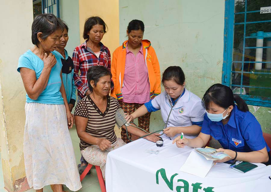  Các y-bác sĩ khám bệnh cho người dân. Ảnh: Đ.Y