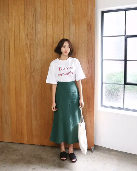  Ở mùa mốt năm nay, áo thun body gần như 'lép vế' trước các kiểu áo hạ vai, áo phom dáng rộng.