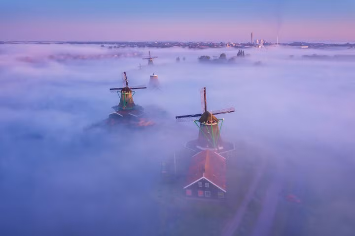 Bạn có cảm thấy mình đang lạc vào xứ sở thần tiên?Ánh sáng mờ ảo lúc sáng sớm làm toát lên vẻ đẹp huyền bí như cổ tích của ngôi làng cối xay gió này. 