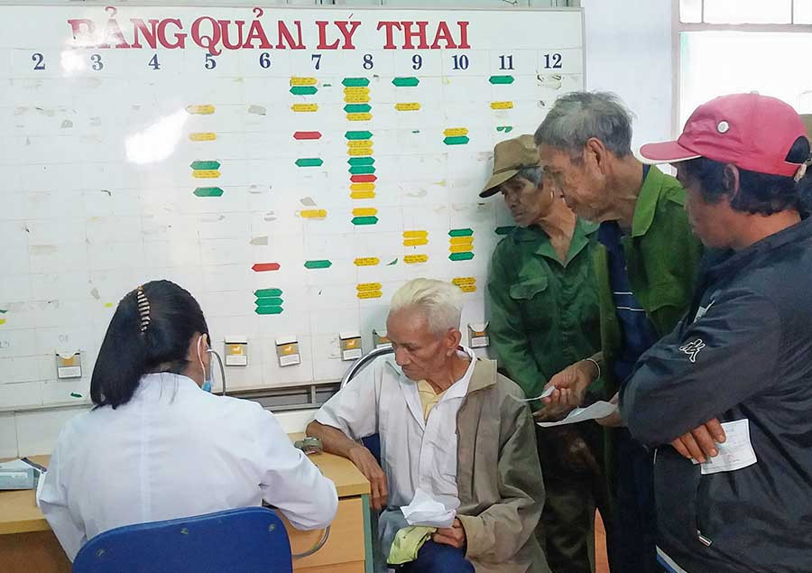  Khám bệnh, cấp thuốc miễn phí cho người dân xã Ia Ka, Chư Pah. Ảnh: N.N