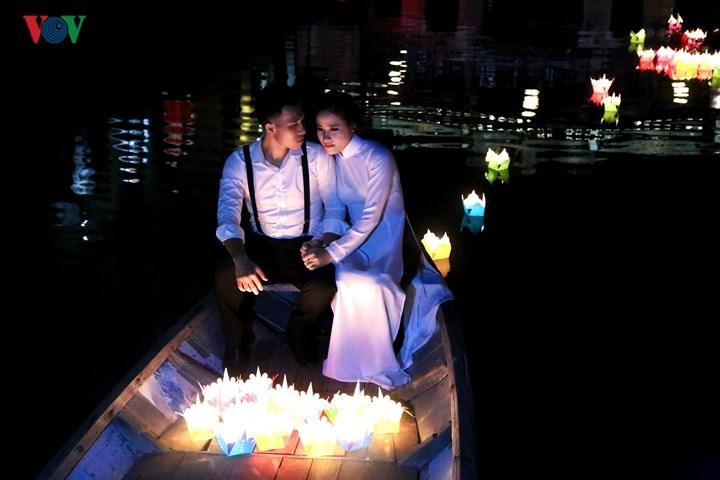 Hội An đẹp nhất có lẽ là vào đêm rằm, ánh điện nhường chỗ cho hàng nghìn chiếc hoa đăng lung linh trôi trên sông Hoài.