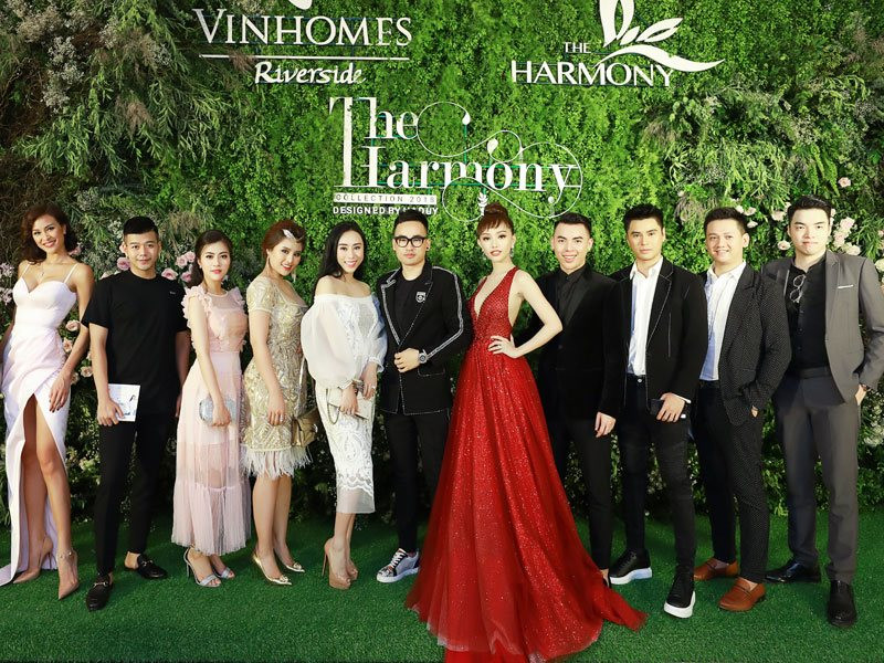 Hơn 600 khách mời, trong đó có Hoa hậu Thu Thủy, Hoa hậu Ngọc Hân, Hoa hậu Đỗ Mỹ Linh, Á hậu Tú Anh, Á hậu Hoàng Anh... đã đến show của Hà Duy. Hơn 600 khách mời, trong đó có Hoa hậu Thu Thủy, Hoa hậu Ngọc Hân, Hoa hậu Đỗ Mỹ Linh, Á hậu Tú Anh, Á hậu Hoàng Anh... đã đến show của Hà Duy.