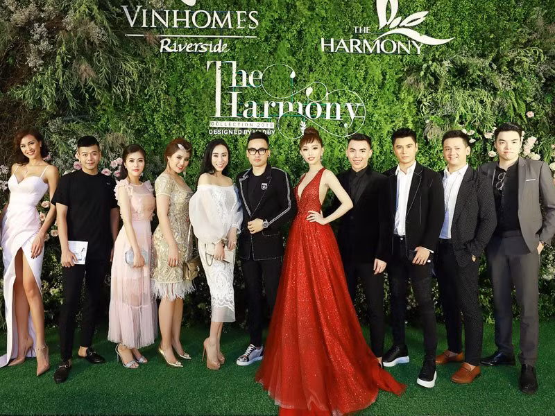  Hơn 600 khách mời, trong đó có Hoa hậu Thu Thủy, Hoa hậu Ngọc Hân, Hoa hậu Đỗ Mỹ Linh, Á hậu Tú Anh, Á hậu Hoàng Anh... đã đến show của Hà Duy.