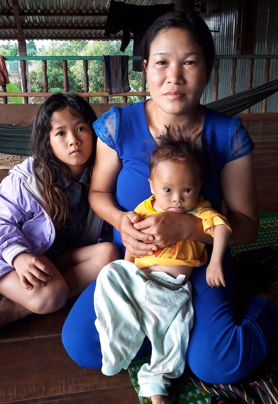  Cháu Rơ Châm Cẩm cùng mẹ và chị. Ảnh: Đ.Y