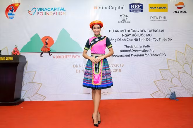 Hoa hậu H’Hen Niê trong trang phục dân tộc H'Mông. (Ảnh: Thiên An)