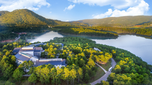 Terracotta Dalat & Hotel Resort Resort tọa lạc tại trung tâm khu du lịch Hồ Tuyền Lâm. Resort gồm 240 phòng tại khu building và 21 căn biệt thự tại khu villas. Kiến trúc mang đậm phong cách phương Tây, thiết kế hài hòa với thiên nhiên.