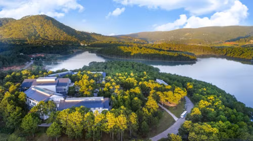 Terracotta Dalat & Hotel Resort Resort tọa lạc tại trung tâm khu du lịch Hồ Tuyền Lâm. Resort gồm 240 phòng tại khu building và 21 căn biệt thự tại khu villas. Kiến trúc mang đậm phong cách phương Tây, thiết kế hài hòa với thiên nhiên.