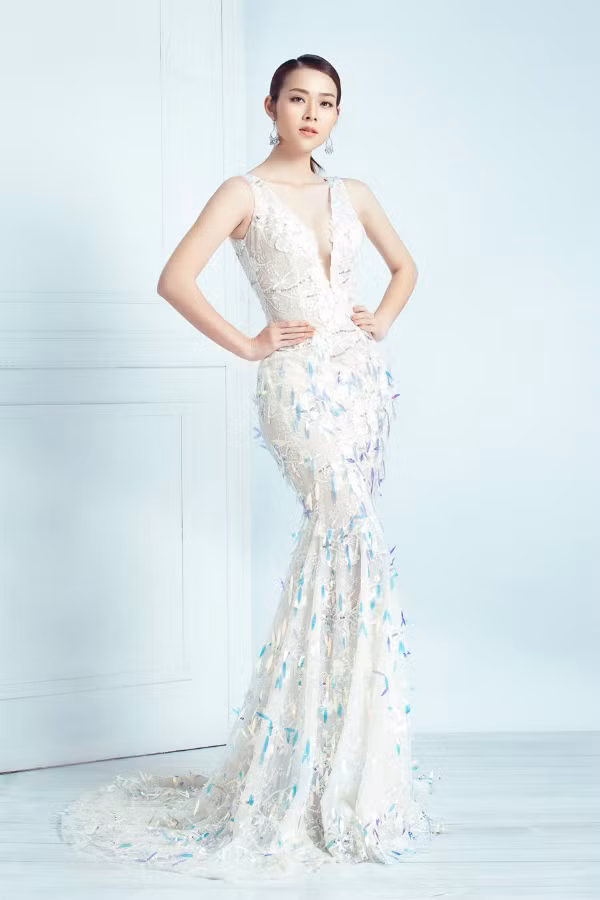 Các thiết kế đều được đính kết thủ công tỉ mỉ với chất liệu nhập từ Italy.