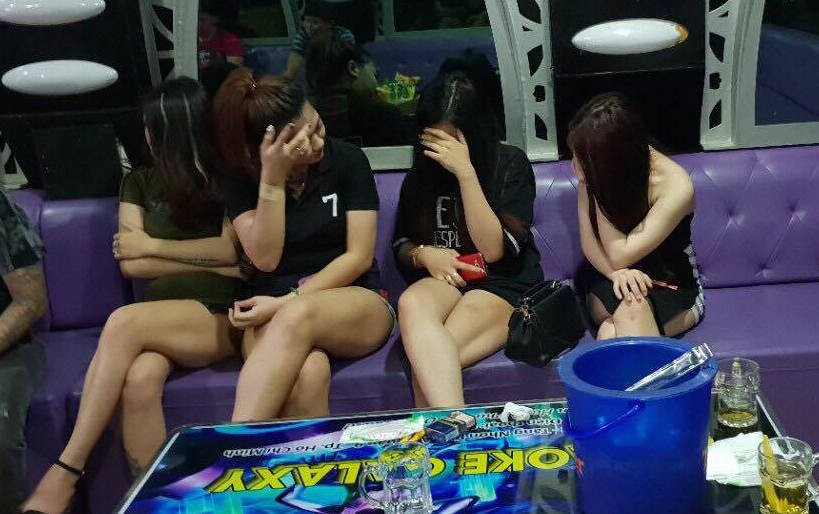 Những nữ tiếp viên ở tụ điểm karaoke Galaxy