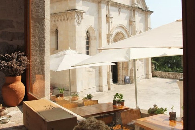 Nhà thờ St James độc đáo của Croatia . Nhà thờ này được xây hoàn toàn bằng đá, không sử dụng vữa hay bất cứ vật liệu liên kết nào khác.