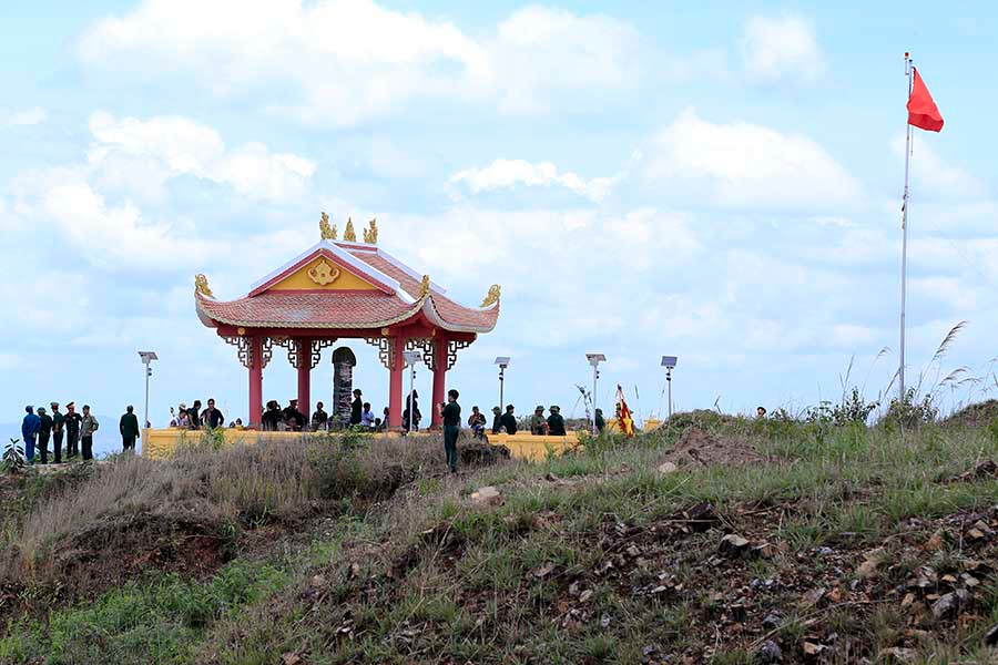  Toàn cảnh Bia chiến tích điểm cao 1015. Ảnh: V.D.H