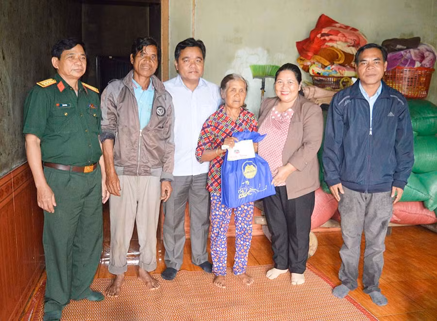  Phó Bí thư Thường trực Tỉnh ủy Hồ Văn Niên (thứ 3 từ trái sang) thăm, tặng quà cho bệnh binh Rơ Mah Hrét (xã Bình Giáo, huyện Chư Prông). Ảnh: Đinh Yến