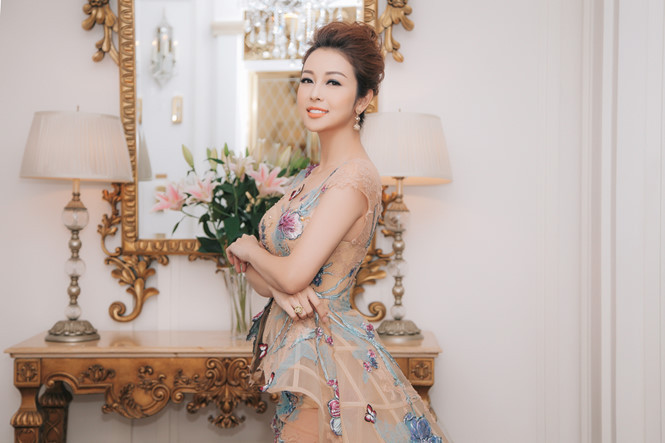  Jennifer Phạm sắp sang Canada chấm thi Ms. Vietnam New World 2018