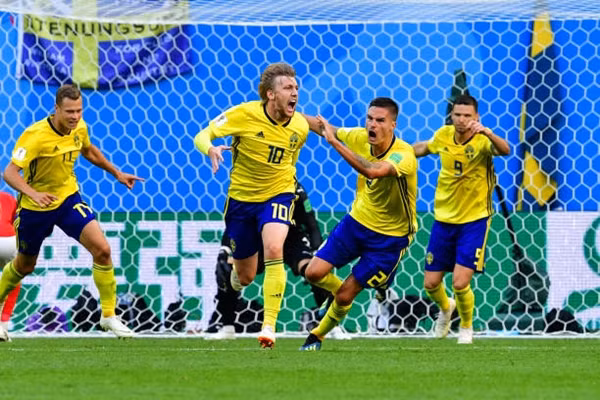 Niềm vui của Thụy Điển khi chiến thắng. Ảnh: AP.