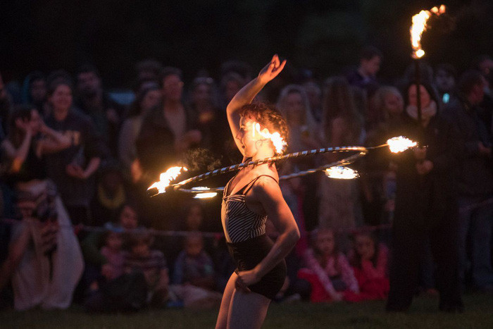 Một nghệ sĩ biểu diễn múa vòng lửa phục vụ đám đông trong lúc họ thức đêm để đón chờ bình minh ngày hạ chí - Ảnh: Matt Cardy/Getty Images
